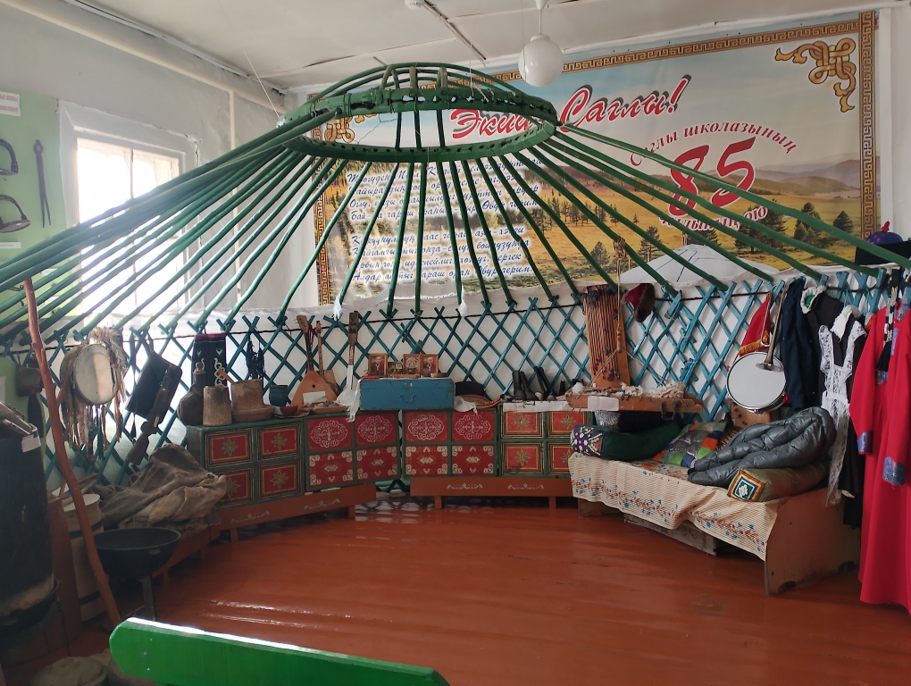 В селе Саглы стартовал уникальный проект &laquo;Юрта Природы&raquo;!

Село Саглы Овюрского района Республики Тыва&nbsp;стало местом, где оживает древняя мудрость и современные экологические идеи! Сегодня в сельской библиотеке дала старт своему первому этапу наша новая инициатива &ndash;&nbsp;Экологическая этнокультурная площадка &laquo;Юрта Природы&raquo;.


